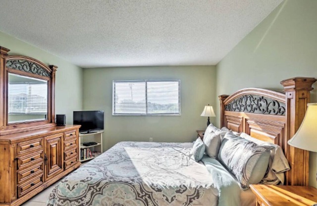 Casa Bella Condo - Fort Myers - 2br/2ba - 4 miles to FMB and Sanibel Causeway!