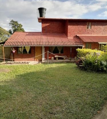 Casa Campestre Rancho Texas con jacuzzi y quebrada