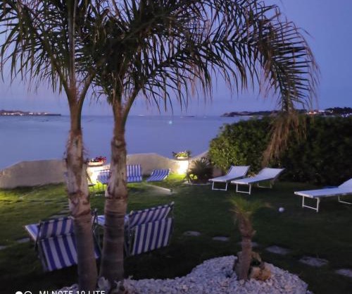 Casa con piscina e vista mare dal giardino