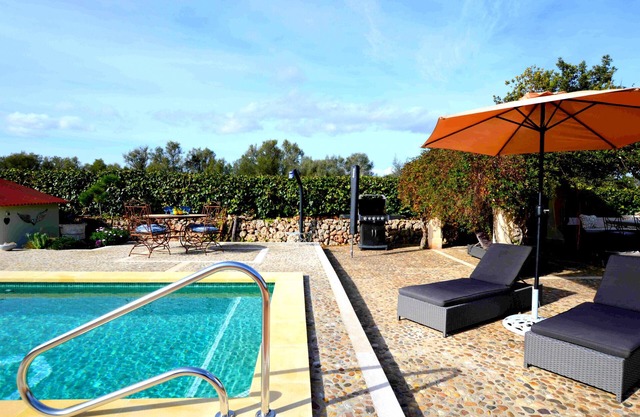 Casa con piscina en bonito entorno. Mía