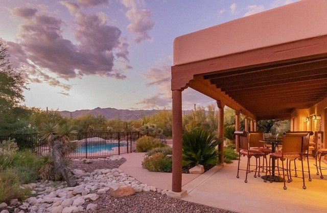 Casa Coralina, Large Family Private Southwest Estate with heated pool, and Mountain views