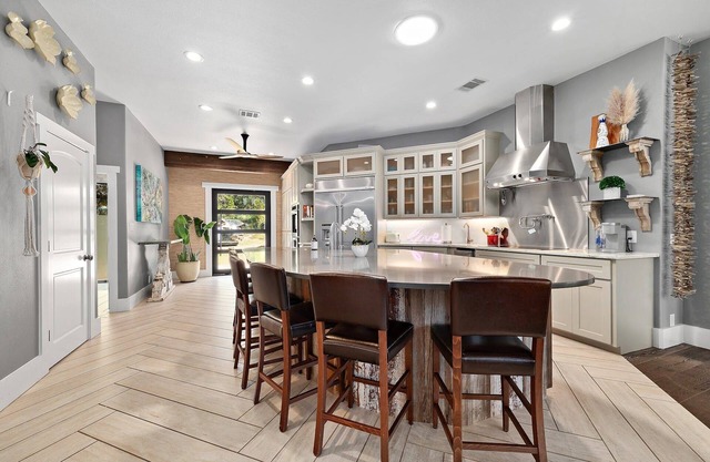 Casa de Austin : Private Luxury Home On Secluded Lot; Awesome Pool/Hot Tub!