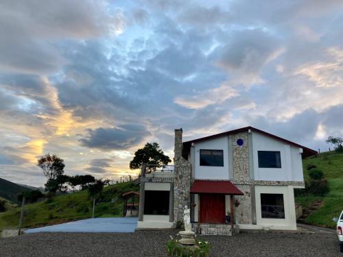 Casa de Campo, chimi, jardin, terraza, montanas, cerca termales, reserva con anticipo