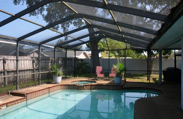 Casa de Corazon-A comfortable home with pool in a quiet neighborhood near beach.