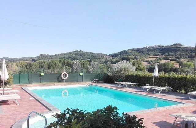 Casa delle Mammole C: A characteristic and welcoming apartment that is part of an ancient country house surrounded by the greenery, with Free WI-FI.