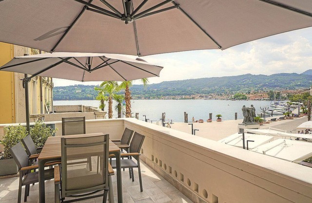 Casa Didia A: A spacious and welcoming apartment located on the lake promenade of Lake Garda, with Free WI-FI.