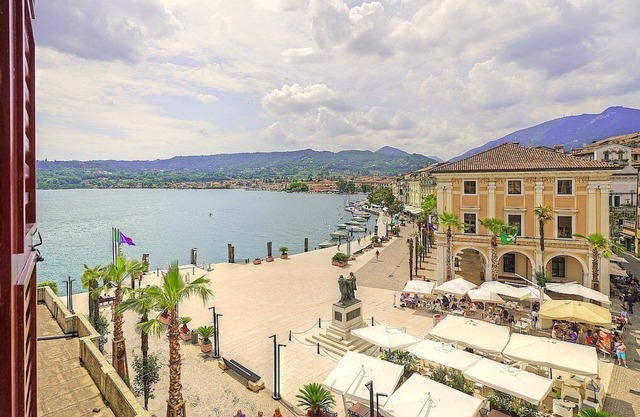 Casa Didia B: A spacious and welcoming apartment located on the lake promenade of Lake Garda, with Free WI-FI.
