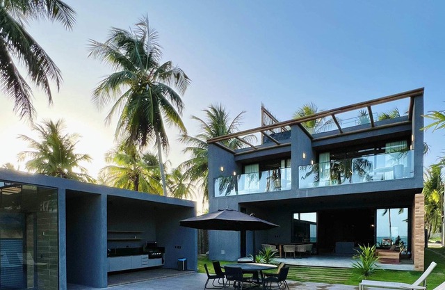 Casa exuberante em frente ao mar com 5 suites