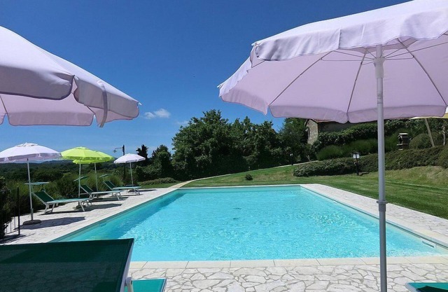 Casa Gelso A: A cozy and welcoming two-story apartment that is part of an ancient country house in the characteristic style of the Tuscan countryside, with Free WI-FI.