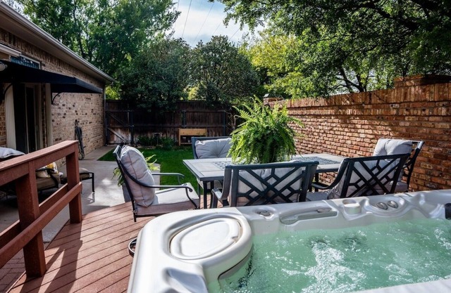 Casa Italia Retreat Sleeps 8 with Hot tub for 6.