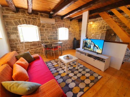 Casa Leonarda, rustic Istrian stone house, nature, peace and hilltop views, near Motovun