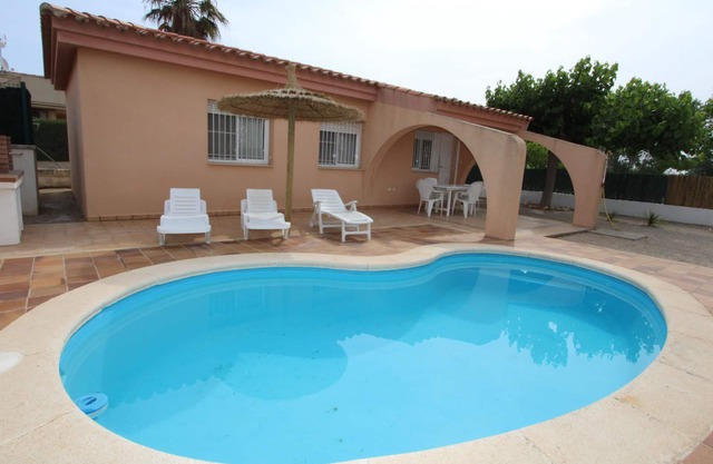 CASA Mª CARMEN,Ideal house for your holidays near the sea, free wifi, air conditioning optional, private pool, pets allowed, dog’s beach