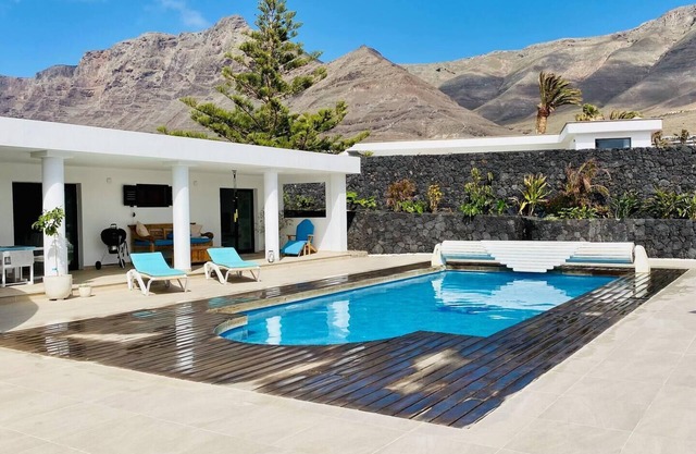 Casa Marina 4-Bed Villa with Pool in Famara