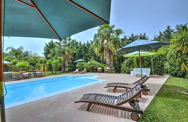 Casa Turchino C: A welcoming apartment that is part of a villa situated in a quiet location, surrounded by a wonderful garden, with Free WI-FI.