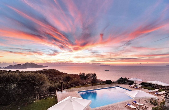Casale : Incredible Views, Pool & Concierge