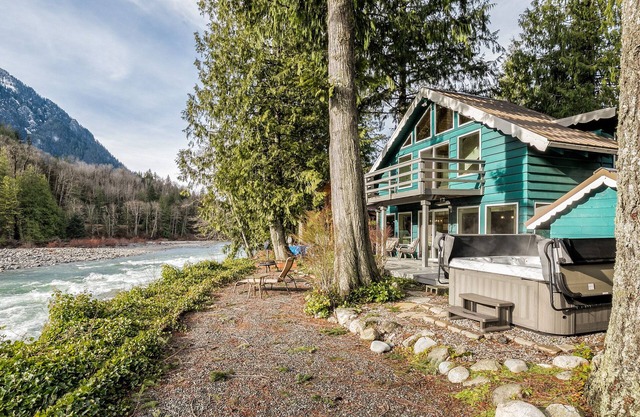Cascade Jewel - gorgeous, remodeled w/expansive mountain views, hot tub, master suite