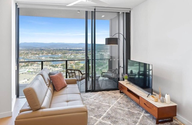 CASSA CASINO - Spectacular River & Hinterland Views 1 Bed Apt in Broadbeach!