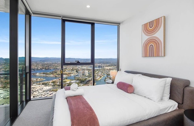 CASSA CASINO - Spectacular River & Hinterland Views 1 Bed Apt in Broadbeach!