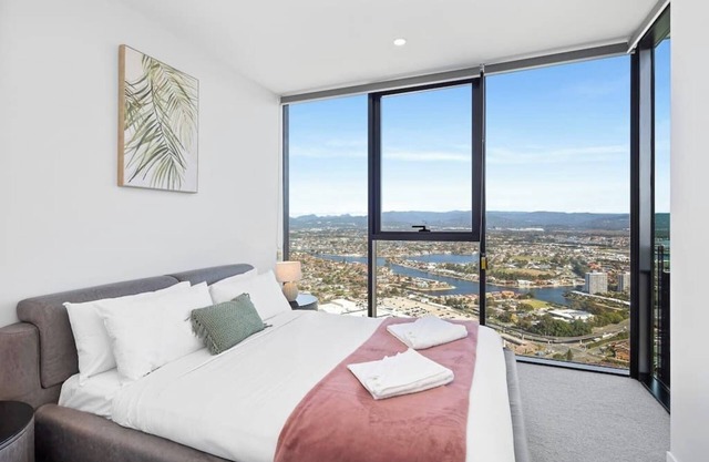 CASSA CASINO - Spectacular River & Hinterland Views 1 Bed Apt in Broadbeach