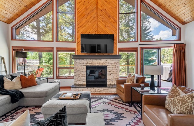 Castle in The Woods | Hot Tub | Fire Pit | AC!