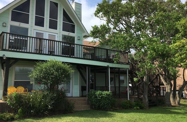 Casual comfort right on the bay. Relaxation is just a click away!