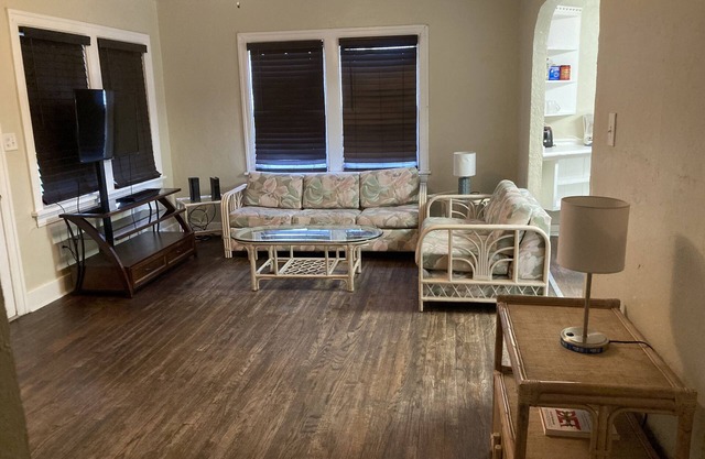 Casual, fully stocked house in mixed use neighborhood in St Pete