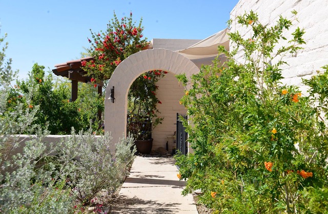 Catalina Foothills, Tucson. Charming 2 Bedroom Town Home Great Mountain Views