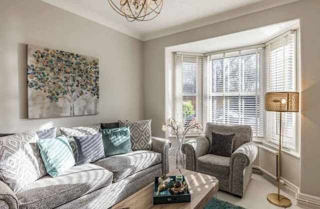 Cathedral Quarter House with parking for 2 cars. 5 mins walk to Cathedral