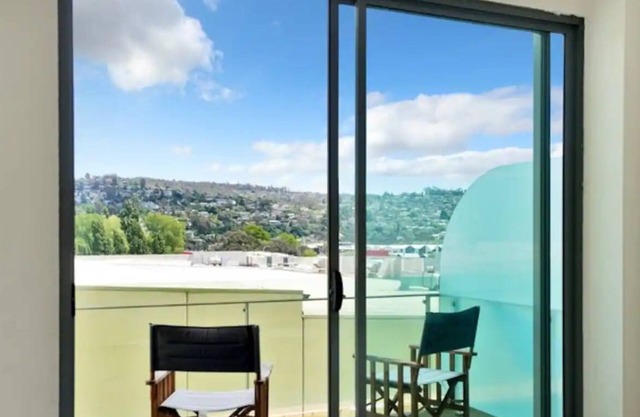CBD locale with onsite restaurant, free gym, parking and wi-fi