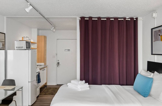 (CCL) Professional Studio w/Wi-Fi Perfect for Business Travelers