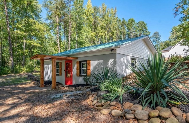 "Cedar Cottage"- Comfort & Style Near Lake Norman