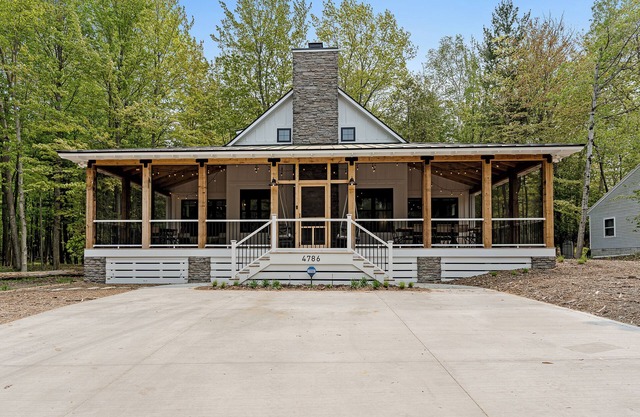 Cedar Creek Cottage, across the street from Lake Michigan