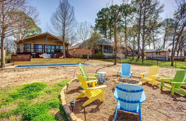Cedar Creek Lakefront Vacation Rental w/Pool