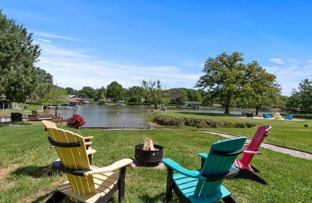 Cedar Creek Lake Waterfront Rental & Retreat — with Kayak, Fishing, & Fire Pit!