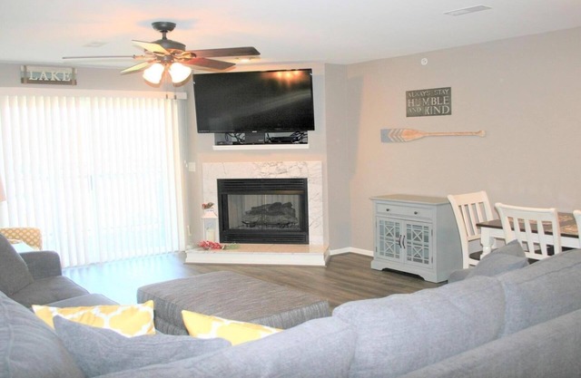 Cedar Glen, No steps, beautiful lake view, close to Ball Park and golf courses