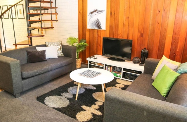 CEDAR HOLIDAY UNITS - APARTMENT 4: Bright