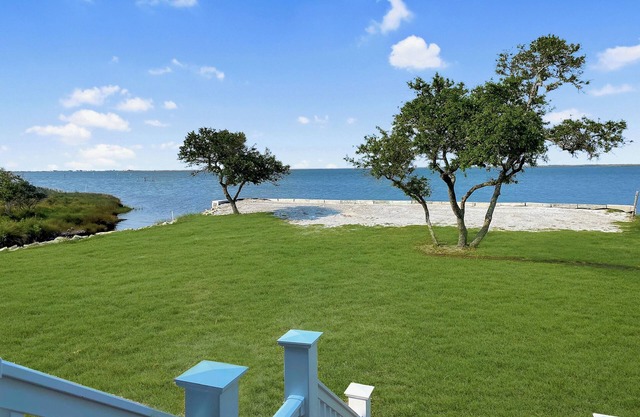 Cedar Island Bay ~ Great Sunrises & Beautiful Water Views ~ Quiet Setting