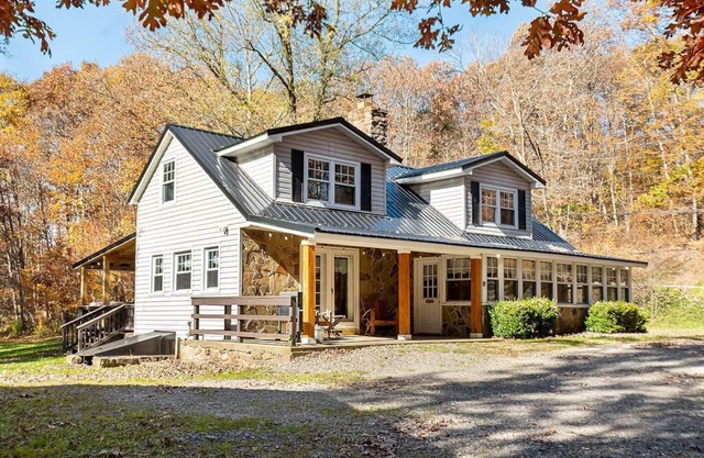 Cedar Lodge | 4BR, 2BA, Hot Tub, Fireplace, Private Yard