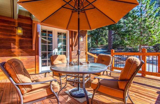 CedarMoon: modern retreat - near town + trails