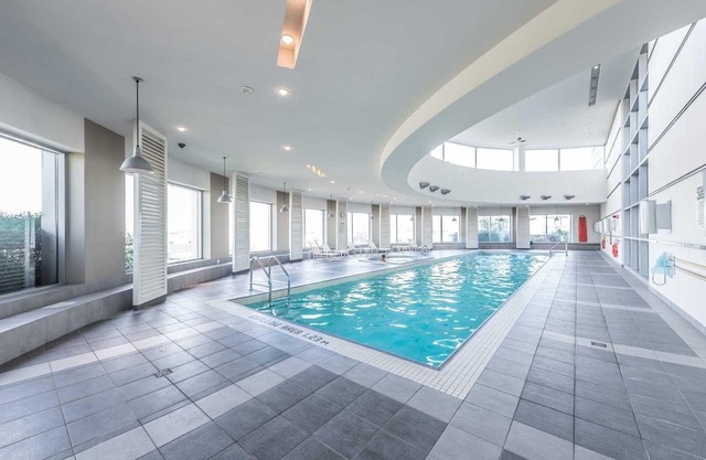 Central 1BR + Den - 15 Mins to Downtown!