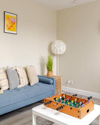 Central 2 Bedroom with Free Parking & Foosball Table