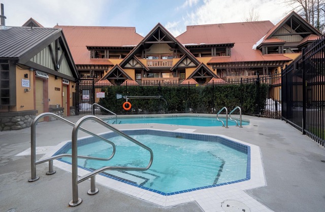 Central 2BR w/Pool, Hot Tub, BBQ & Free Parking