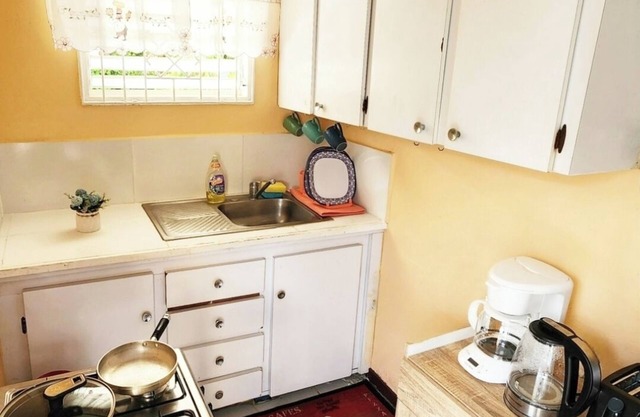 Central and cozy 2-bedroom in amazing Ocho Rios with AC, WiFi and green space