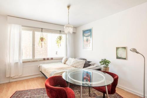 Central and Hip w King Bed, 50m tram and bus, Netflix