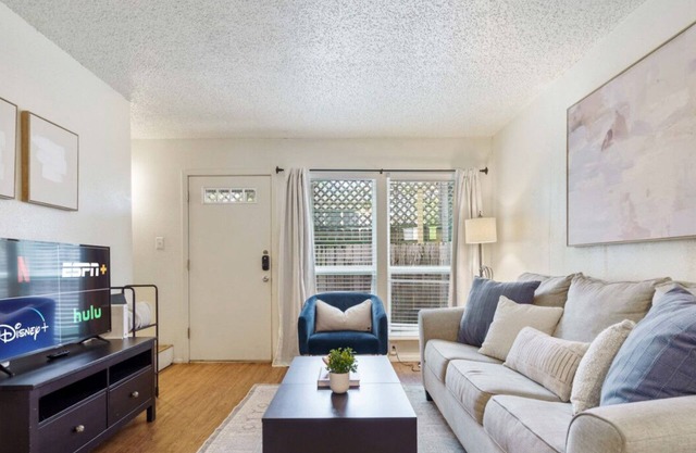Central Austin 2 Story Apt | Sleeps 4 + Free Prkg