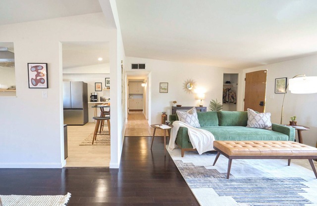 Central Chic MidCentury, Hot Tub, Fenced Yard, Guests Rave "Super Clean"
