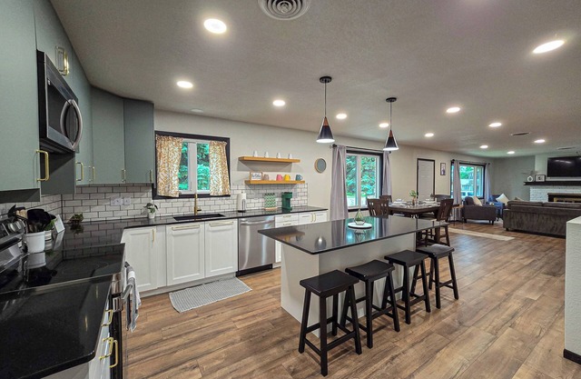 Central City Retreat - Spacious four bedroom home, Sleeps 12, Family-friendly