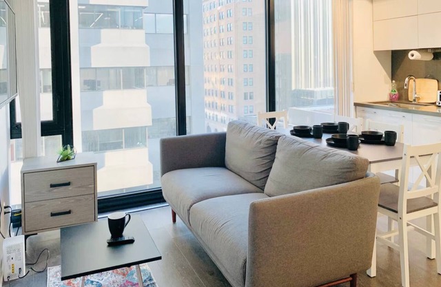 Central Condo in DT of Toronto 1B1B