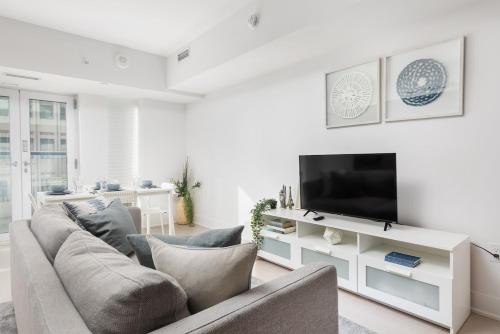 Central Downtown 1 and Den w 3 beds Sleeps 4 by UofT