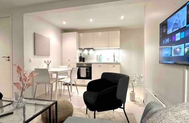 Central Gem: 2 Elektriske Biler, 2/3 Bdrm Familievennlig Tromsø Apt